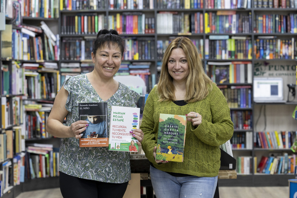Gemma y Belén sosteniendo libros en el interior de Librería Letras